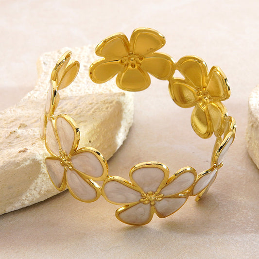 Brazalete Flores Esmaltadas Blanco y Dorado