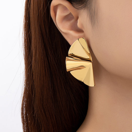 Aretes Abanico Plisado Metálico Dorado