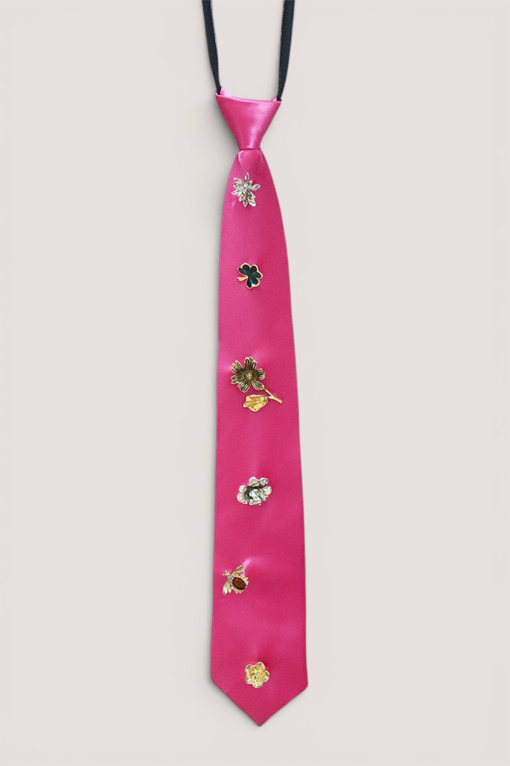 Corbata Rosa Satinada con Broches Florales
