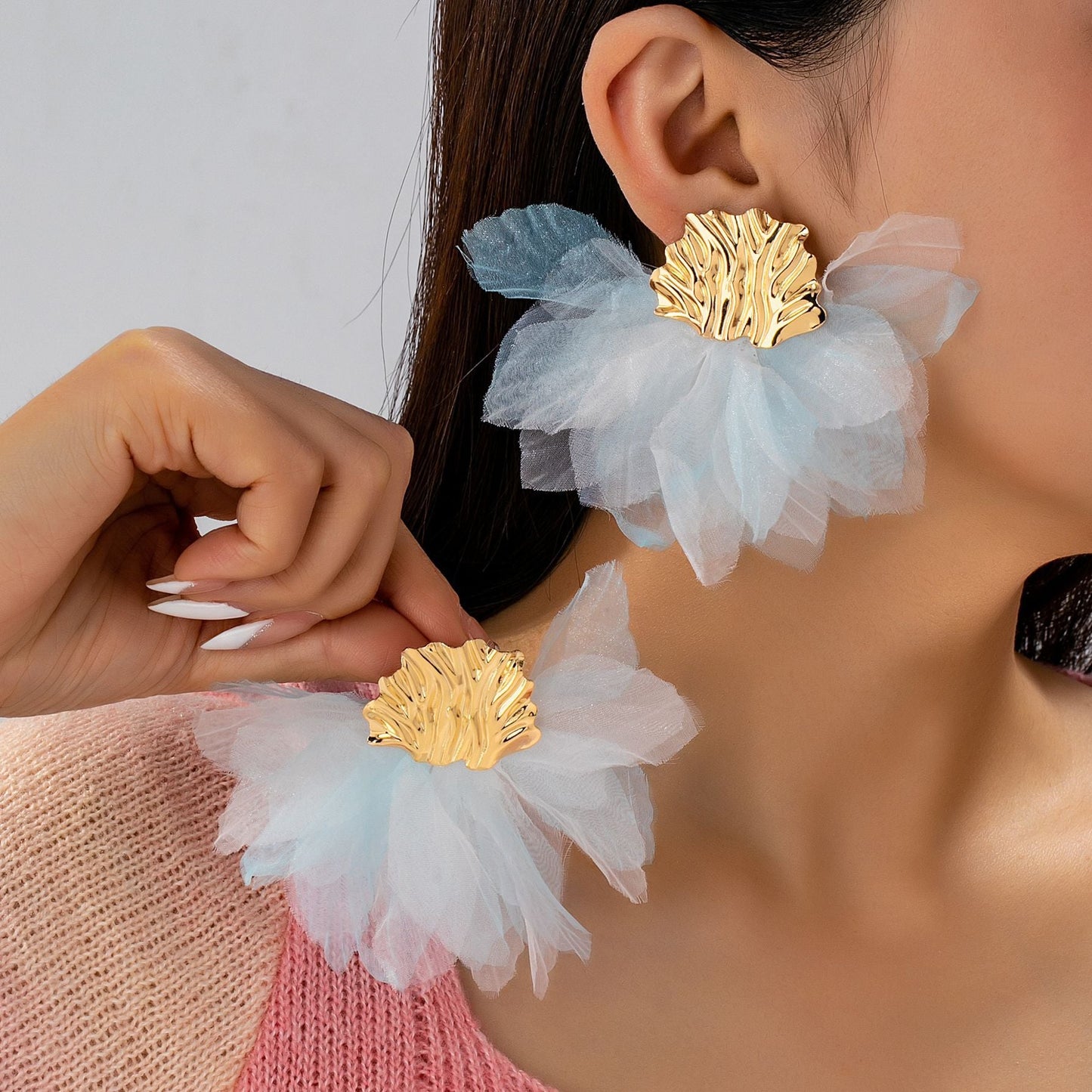 Aretes Flor de Tul Azul con Botón Dorado