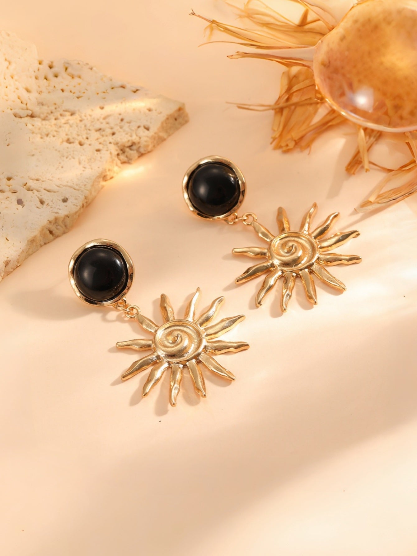 Aretes Sol Dorado con Cabujón Negro