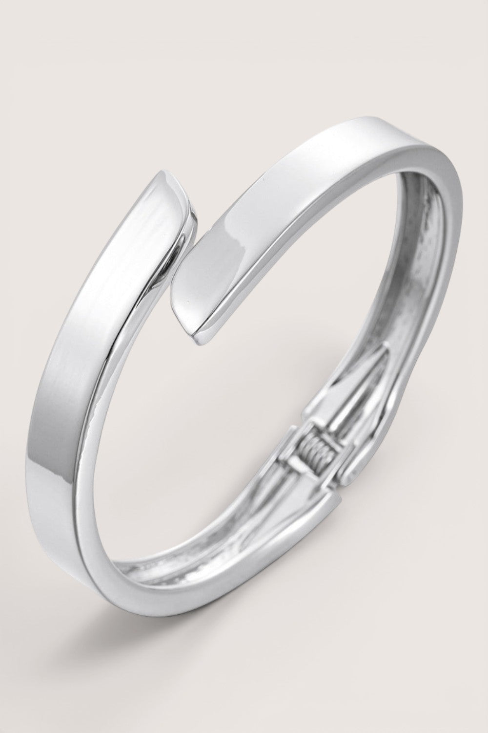 Brazalete Rígido Cruzado Plateado Pulido