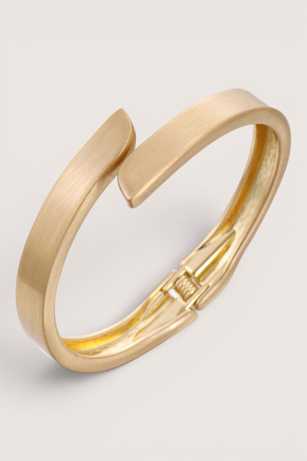 Brazalete Rígido Cruzado Dorado Mate