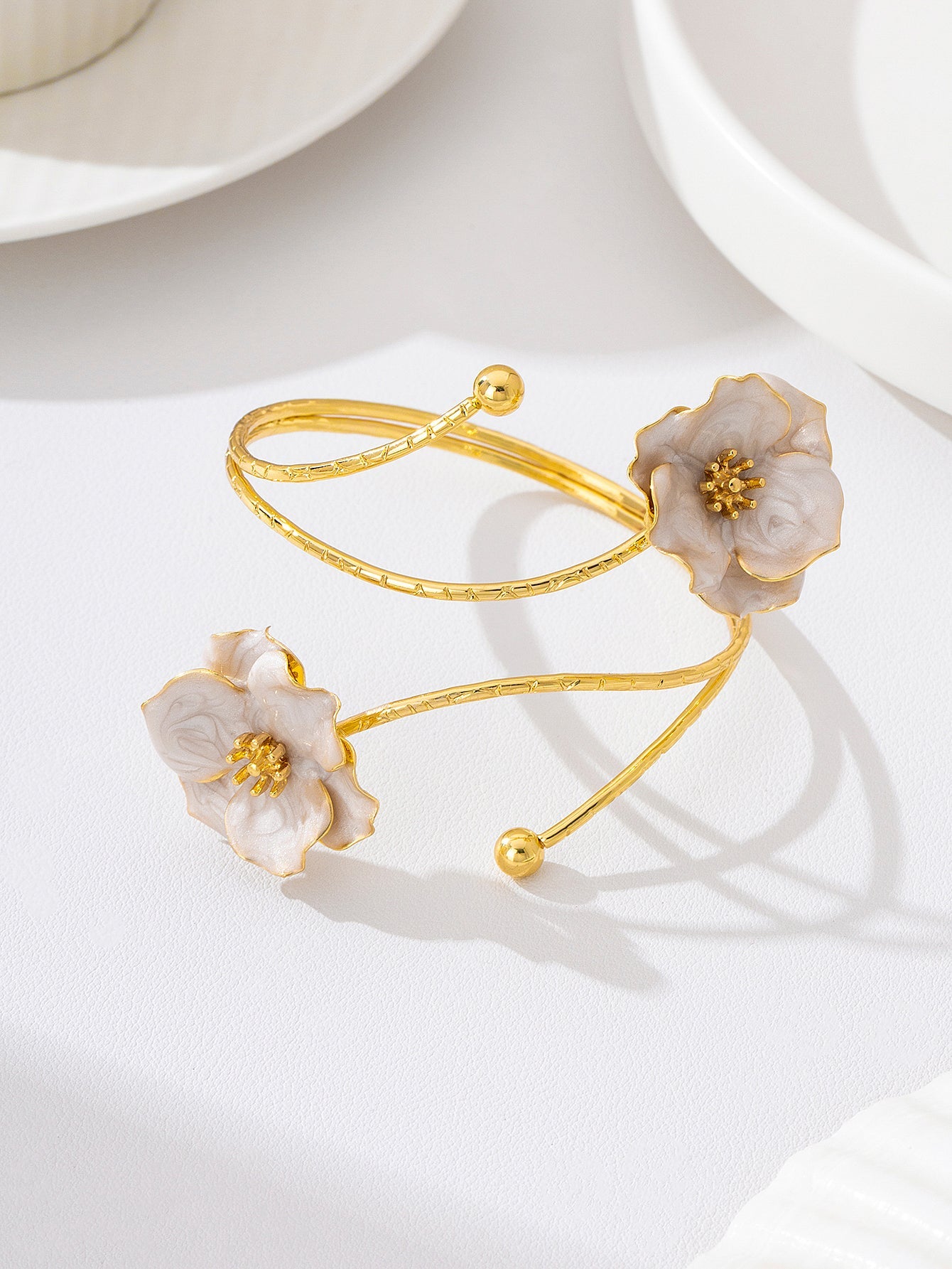 Brazalete Flexible Flores Esmaltadas Blanco