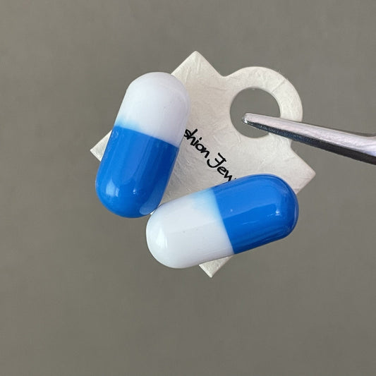 Aretes Cápsula Azul y Blanco Estilo Pastilla