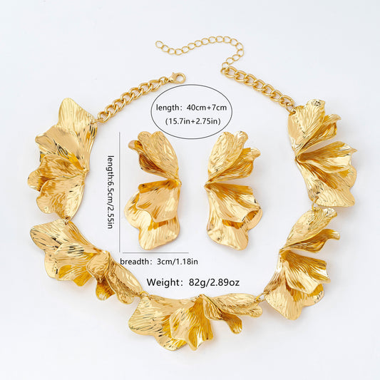 Collar Pétalos Esculpidos en Dorado