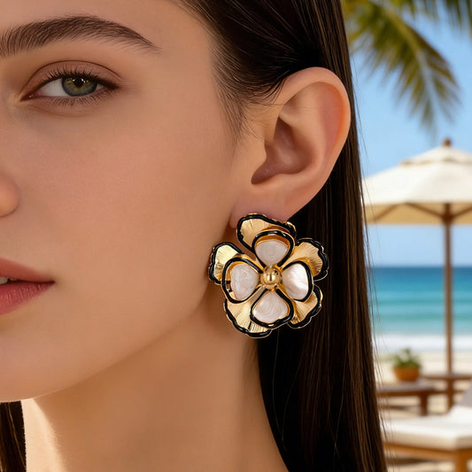 Aretes Flor Esmaltada Blanca con Borde Negro