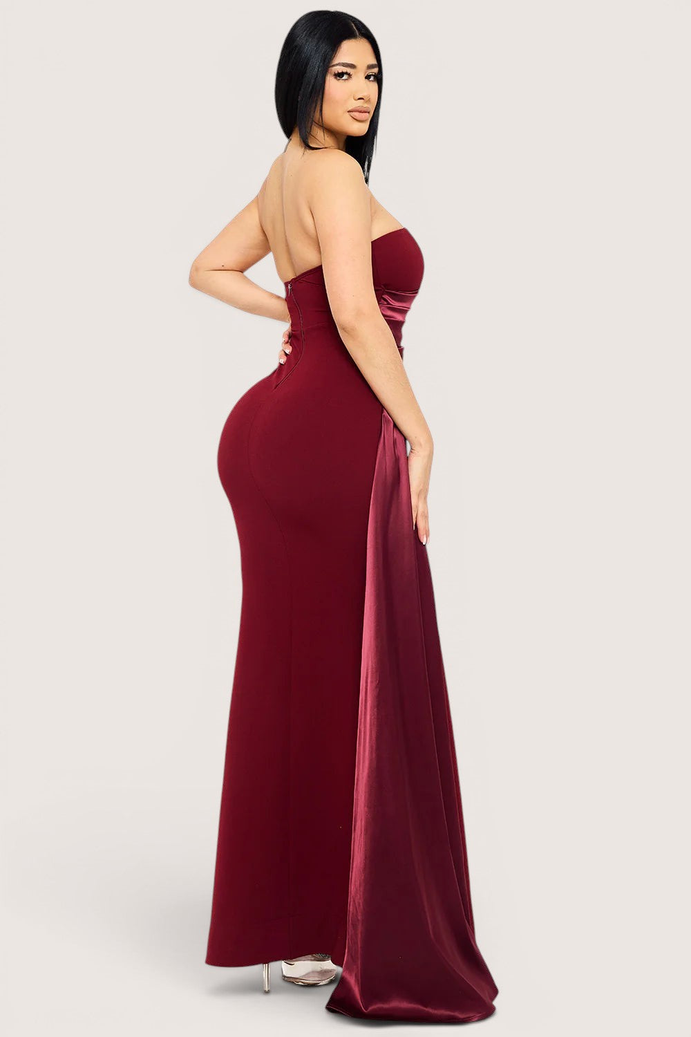 Vestido Largo Strapless Drappeado con Panel Satín – Color Vino
