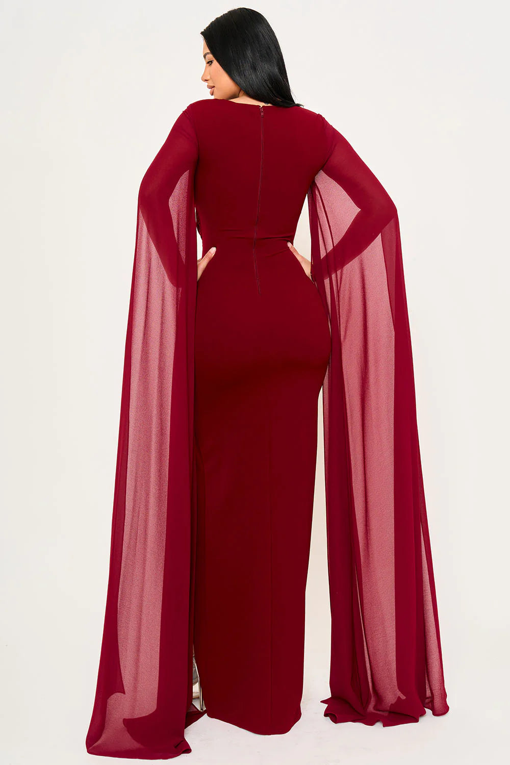 Vestido Largo Borgoña con Capa Fluida y Abertura