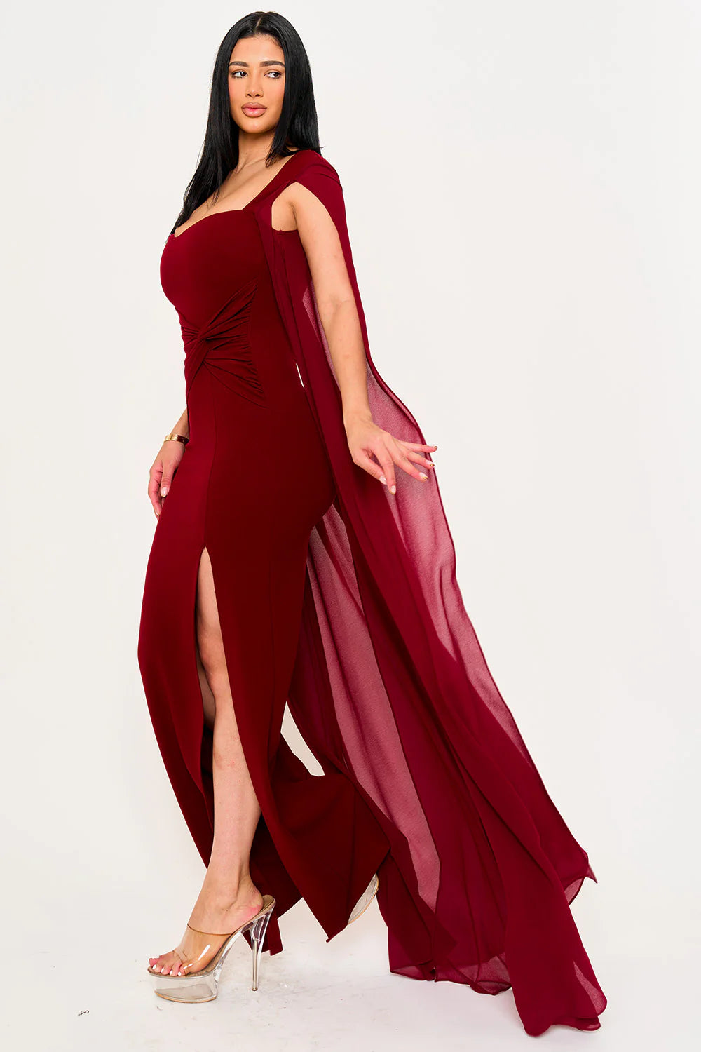 Vestido Largo Borgoña con Capa Fluida y Abertura