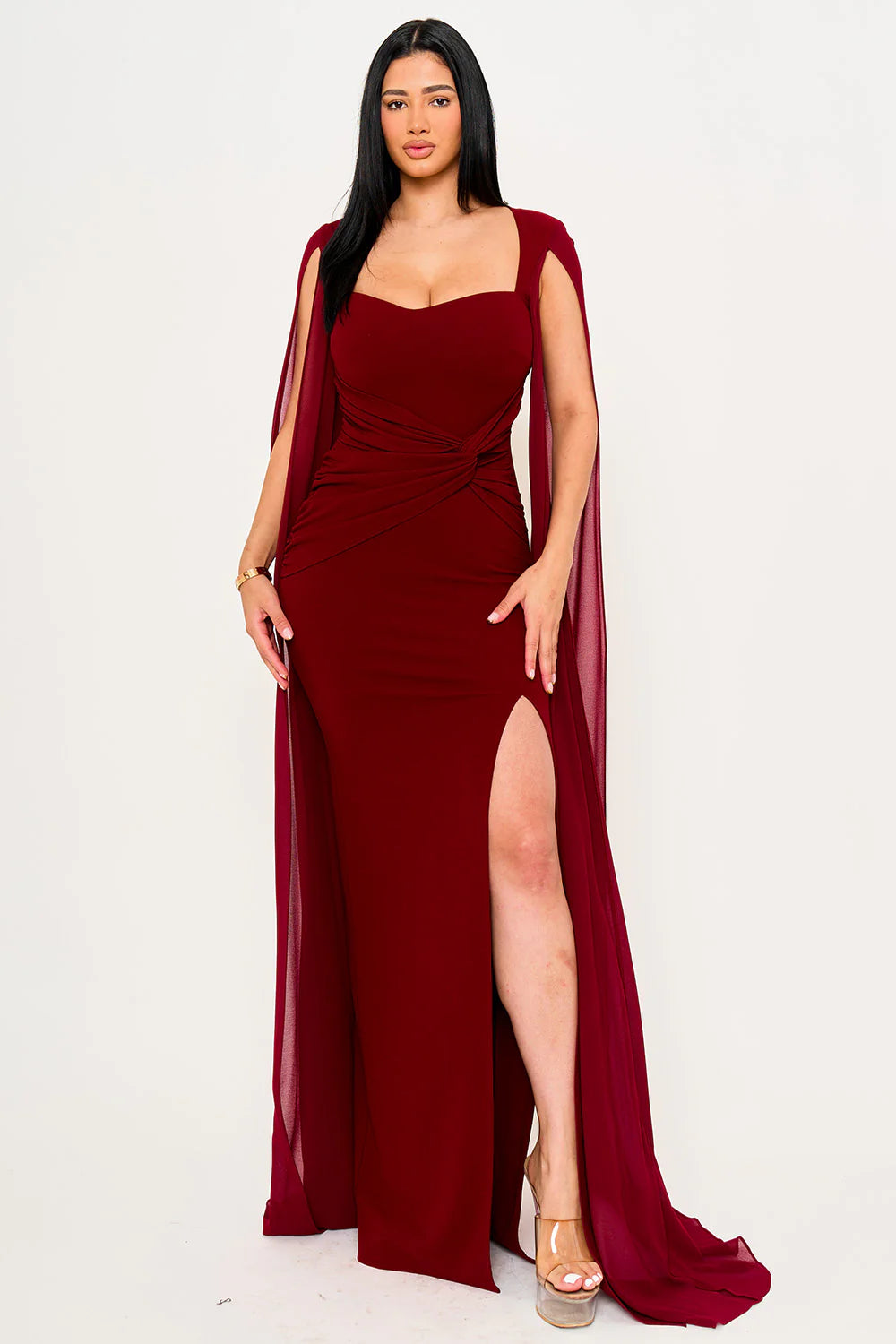 Vestido Largo Borgoña con Capa Fluida y Abertura