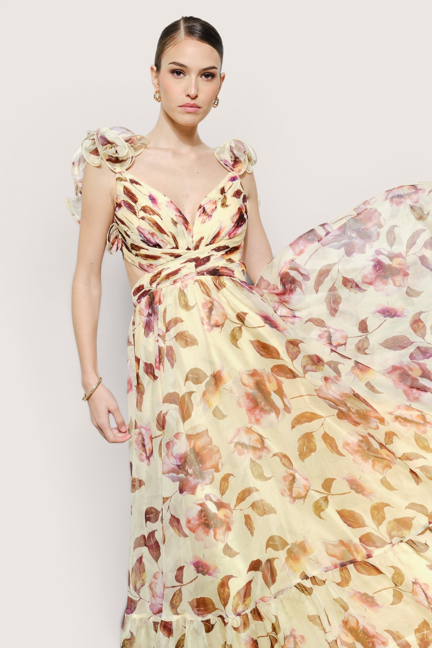 Vestido largo crema floral movimiento