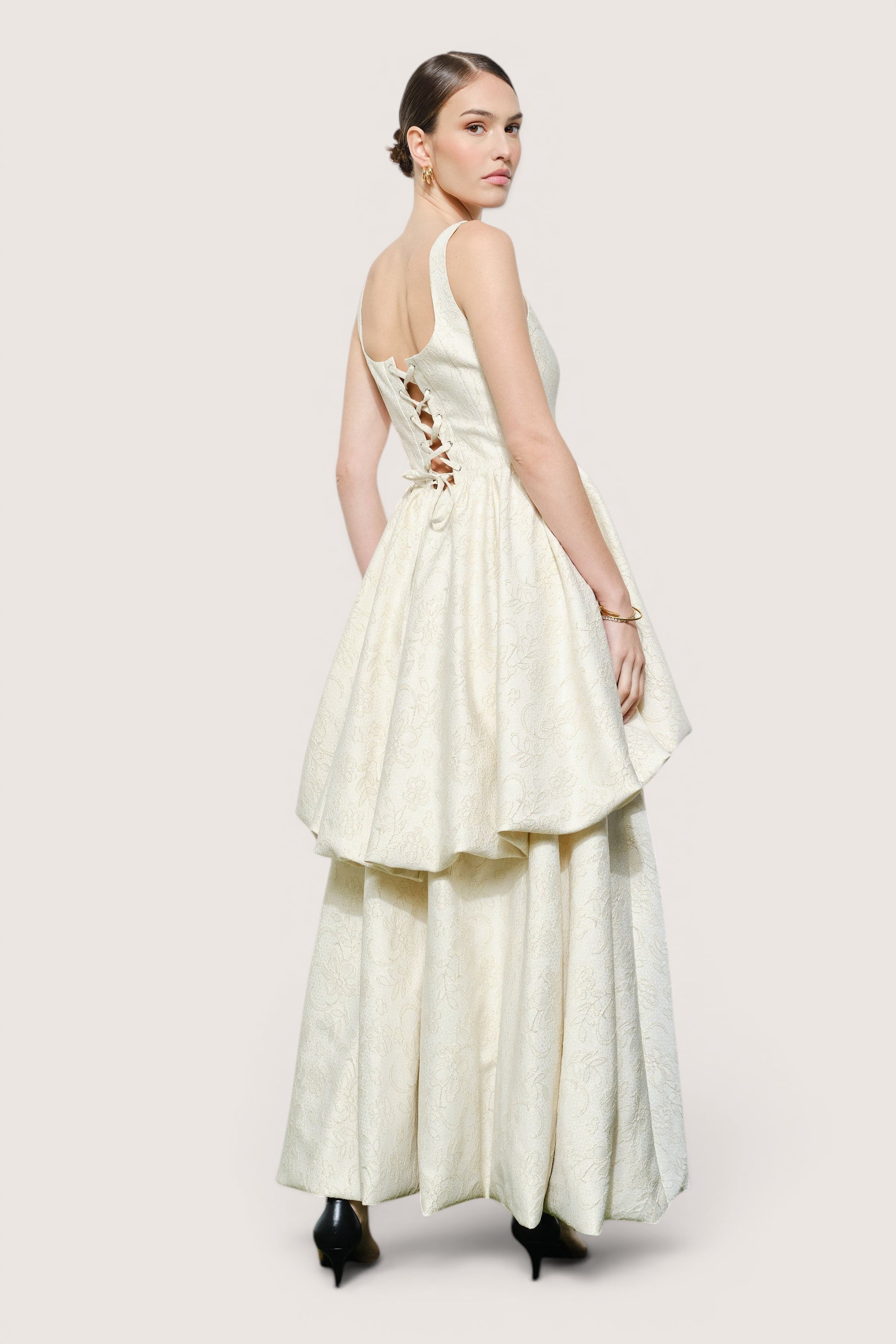 Vestido vainilla boda jardín vista lateral