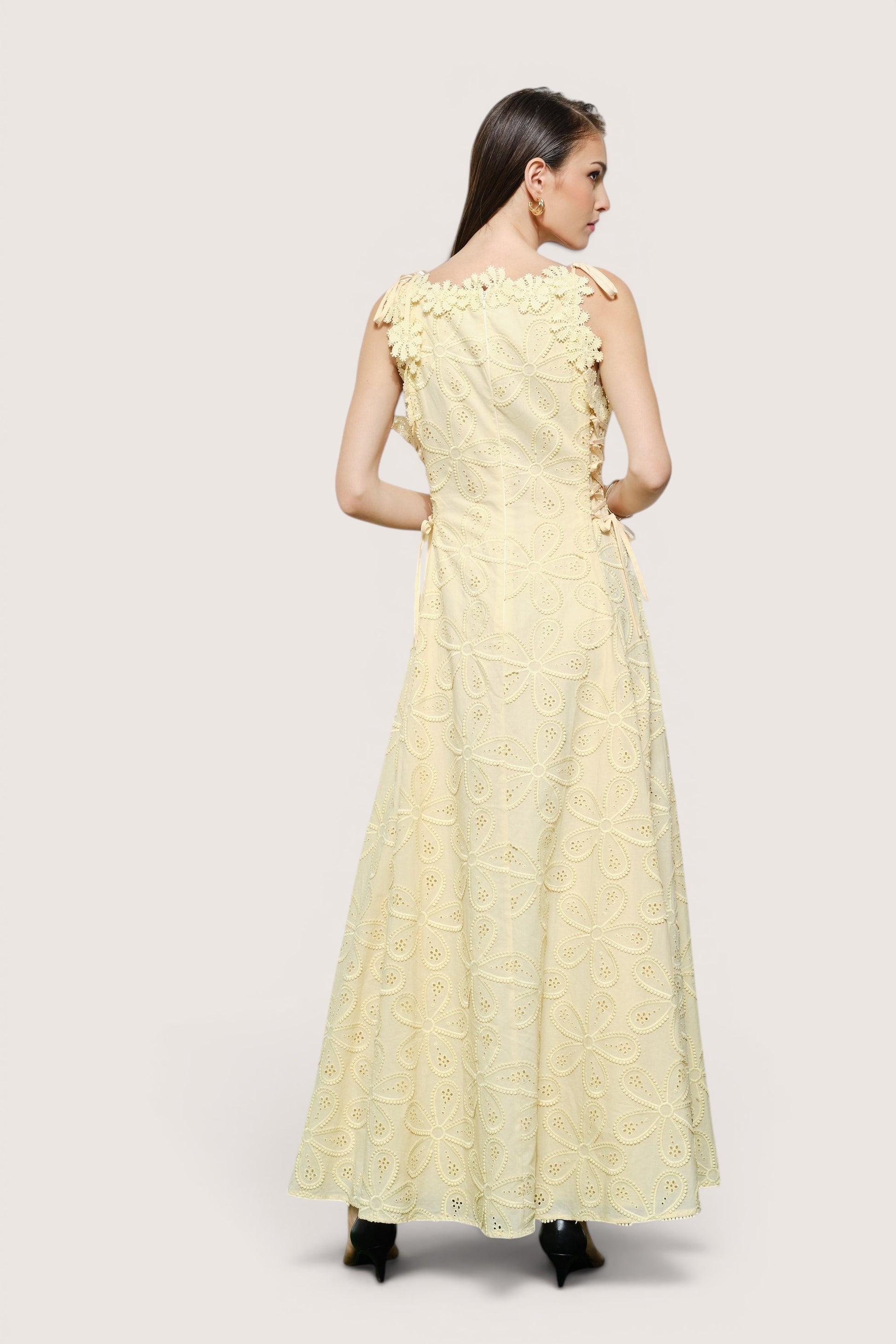 Vestido vainilla encaje eyelet vista lateral