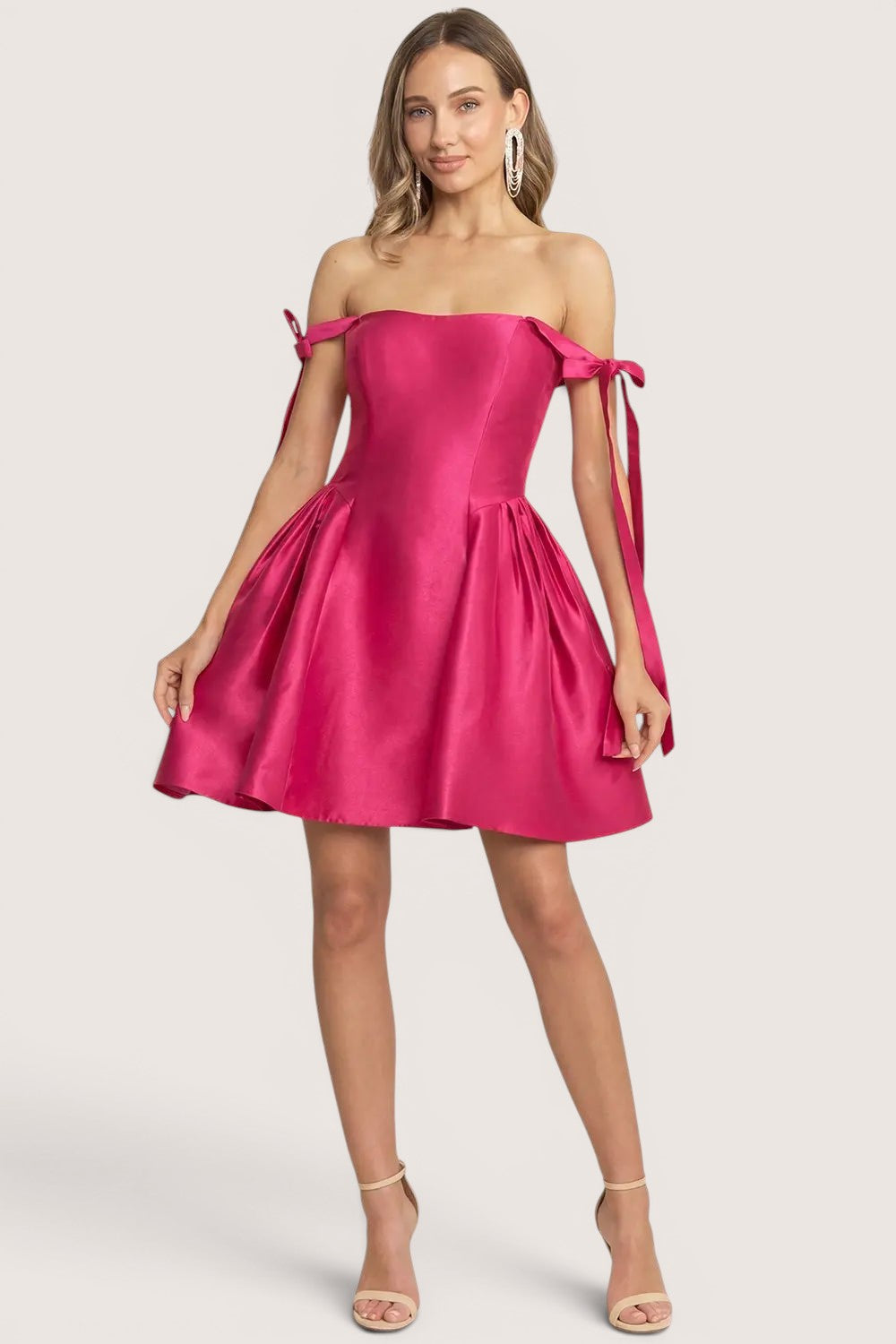 Vestido mini hot pink satín off-shoulder con moños — vista frontal
