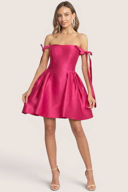 Vestido mini hot pink satín off-shoulder con moños — vista frontal