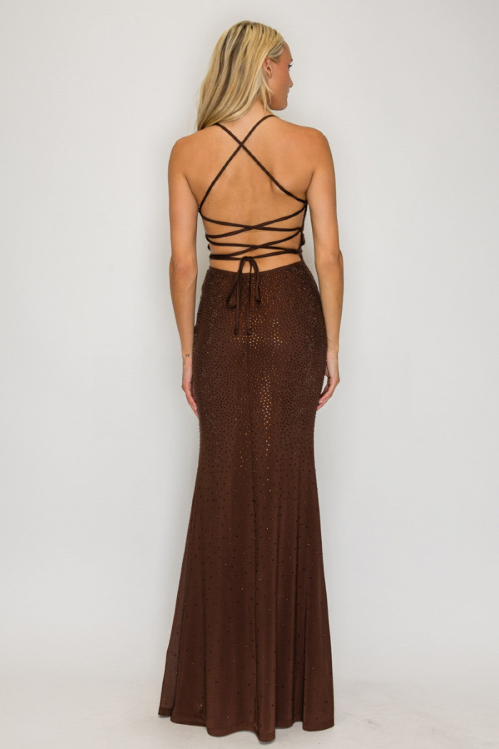 Vestido largo chocolate con pedrería sirena — vista frontal