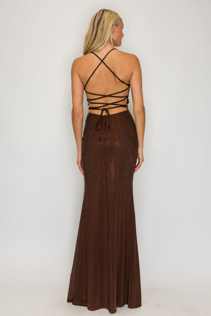 Vestido largo chocolate con pedrería sirena — vista frontal