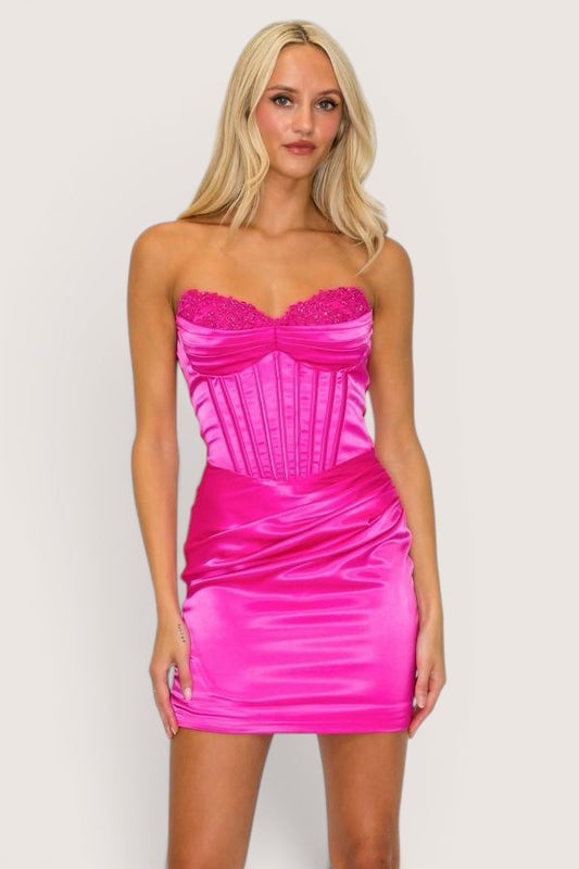Vestido mini fucsia satín corset strapless con perlas — vista frontal