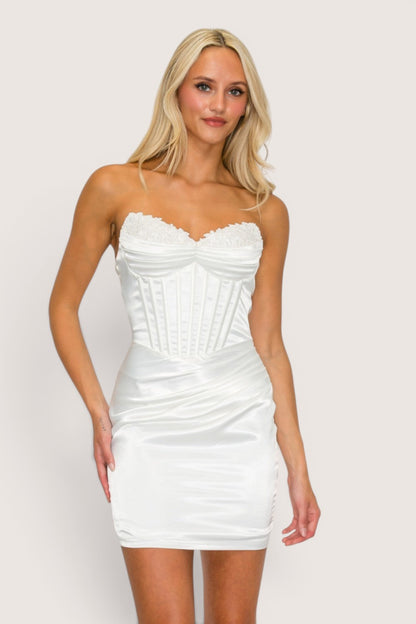Vestido mini blanco satín corset strapless con perlas — vista frontal