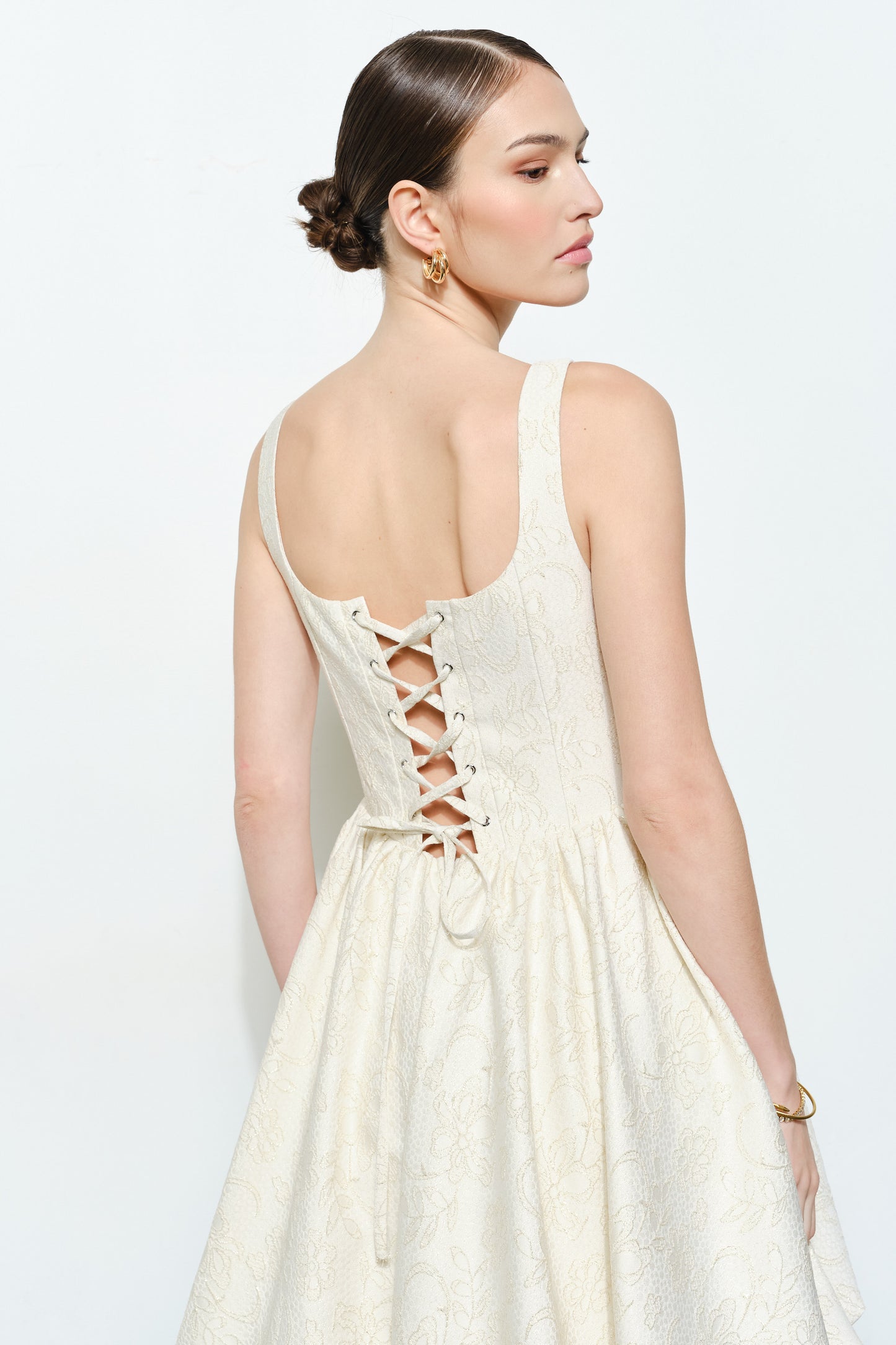 Vestido Midi Vainilla Tejido Escote Cuadrado con Olanes en Cascada | V260609