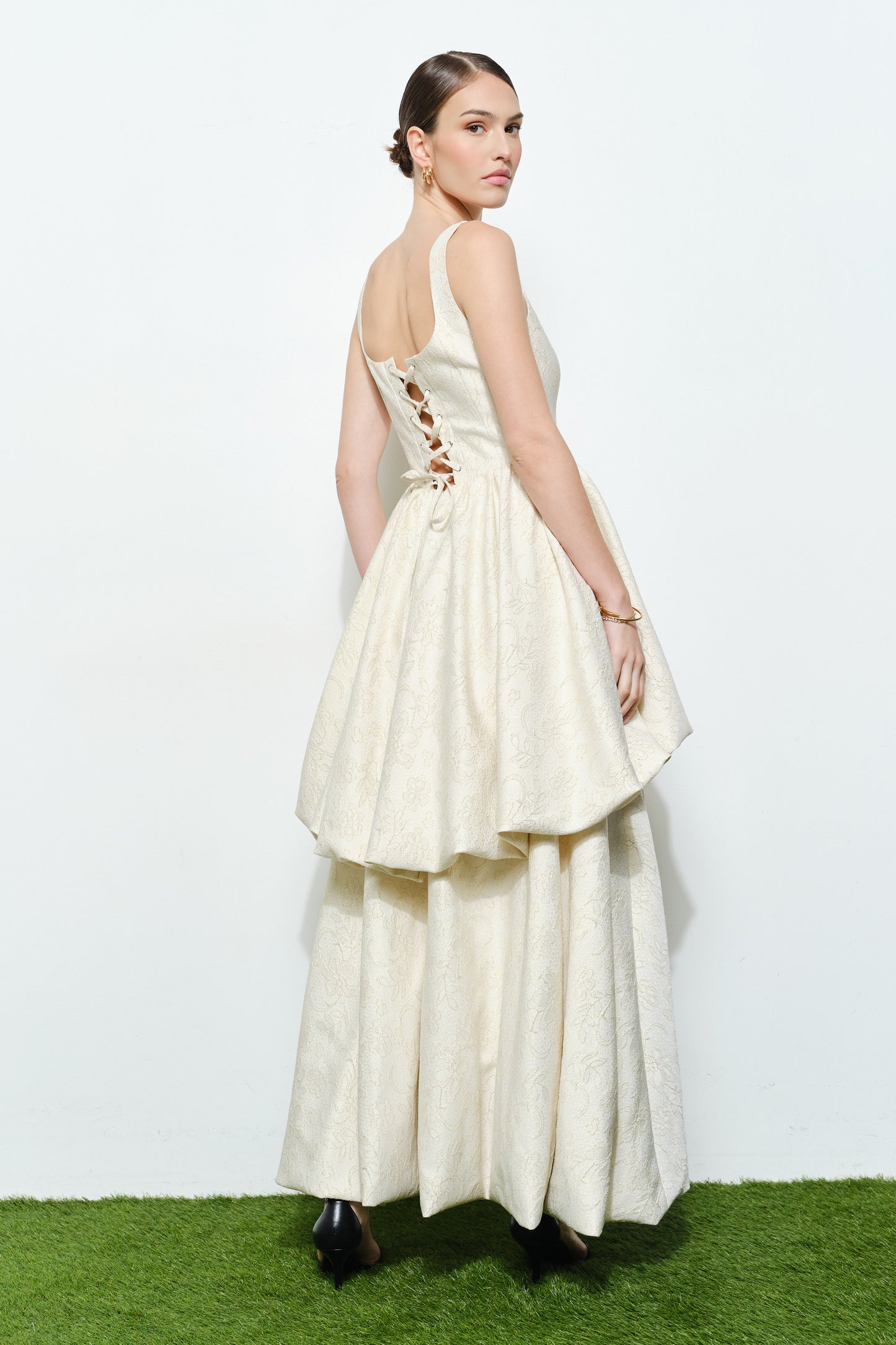 Vestido Midi Vainilla Tejido Escote Cuadrado con Olanes en Cascada | V260609