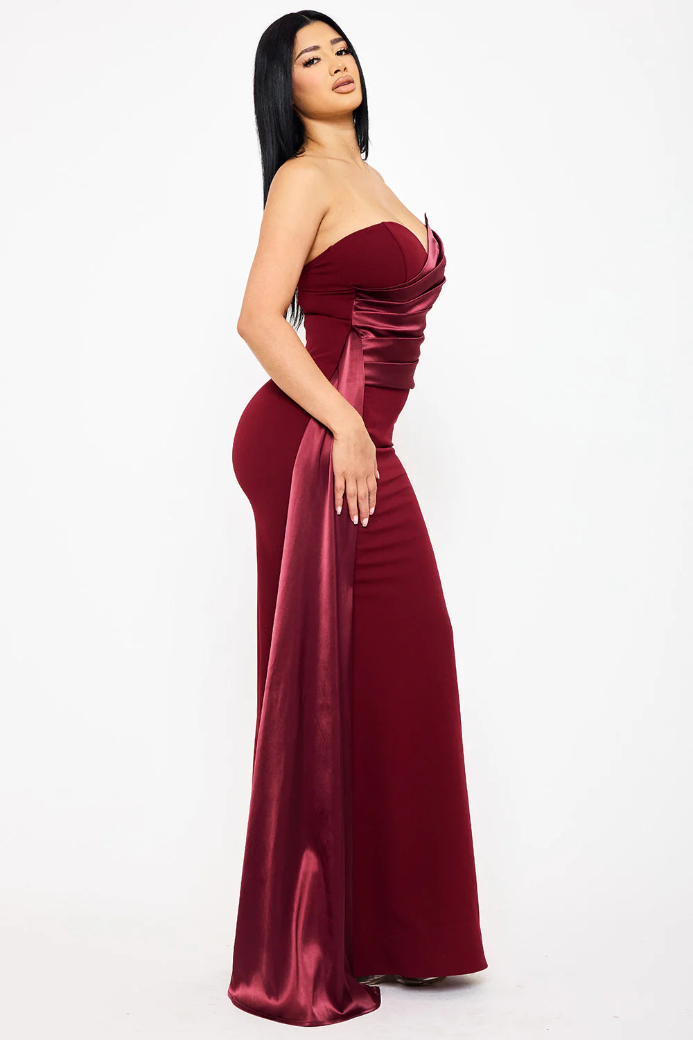 Vista lateral vestido vino strapless satín - Pink Shop by MAF