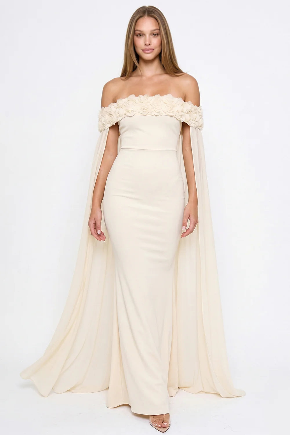 Vestido largo crema off-shoulder con flores 3D y capa - Pink Shop by MAF