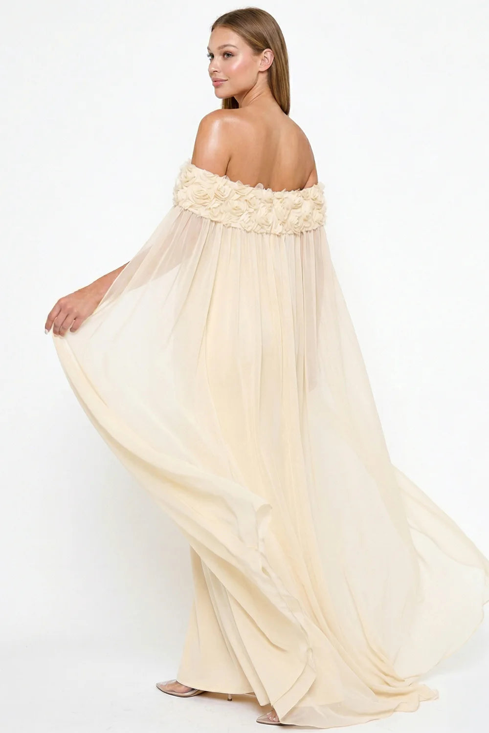 Vista lateral vestido crema con capa - Pink Shop by MAF