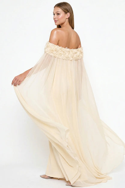 Vista lateral vestido crema con capa - Pink Shop by MAF