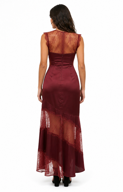 Vestido maxi de satén y encaje con cuello alto y olán asimétrico — Vino