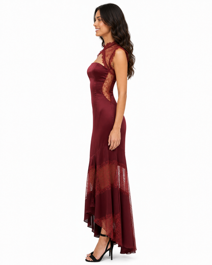Vestido maxi de satén y encaje con cuello alto y olán asimétrico — Vino