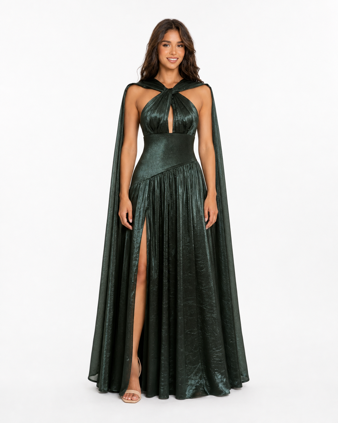 Vestido largo halter metálico con capa y abertura — Verde esmeralda