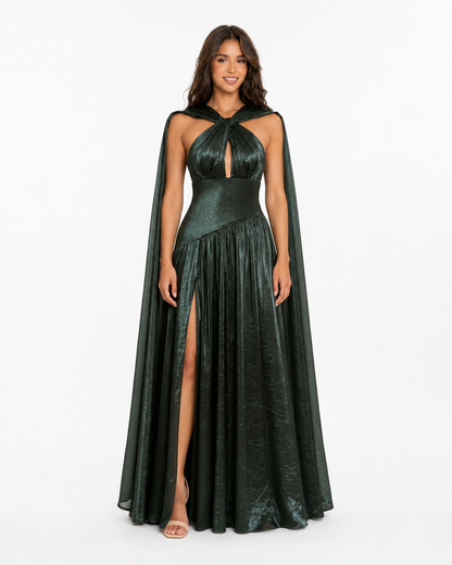 Vestido largo halter metálico con capa y abertura — Verde esmeralda