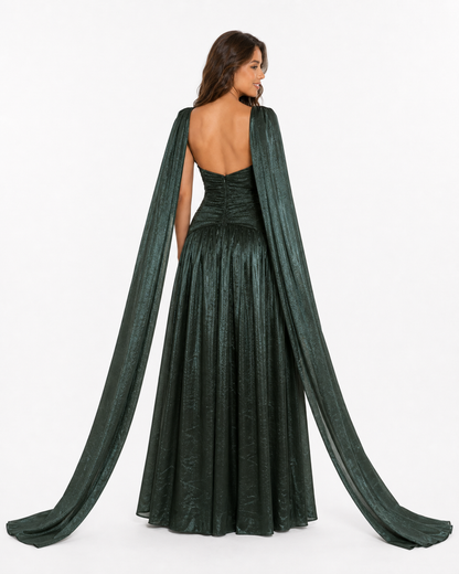 Vestido largo halter metálico con capa y abertura — Verde esmeralda