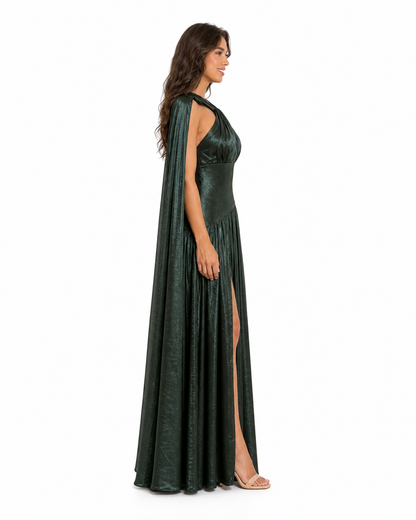 Vestido largo halter metálico con capa y abertura — Verde esmeralda