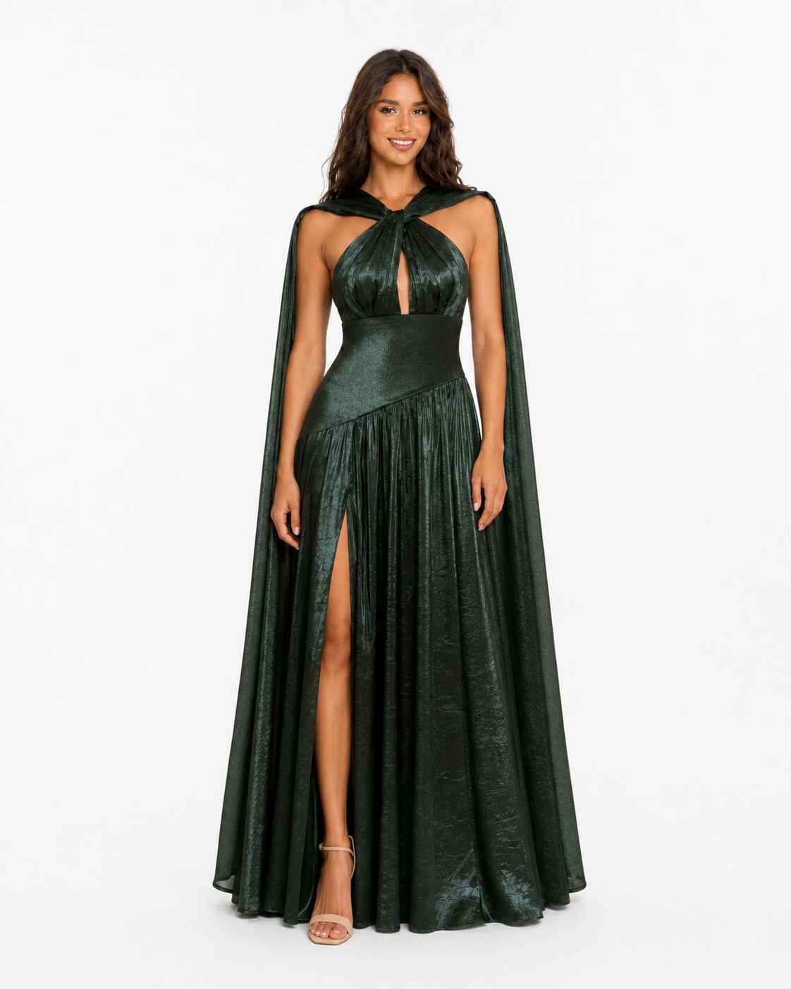 Vestido largo halter metálico con capa y abertura — Verde esmeralda