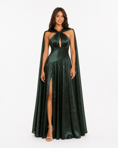 Vestido largo halter metálico con capa y abertura — Verde esmeralda