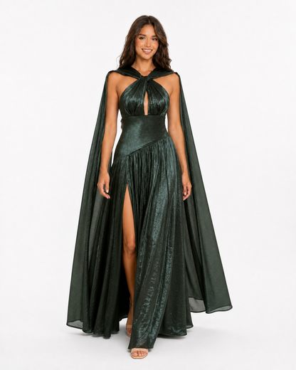 Vestido largo halter metálico con capa y abertura — Verde esmeralda