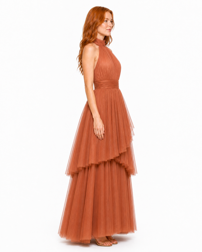 Vestido largo de tul halter con capas escalonadas — Terracota