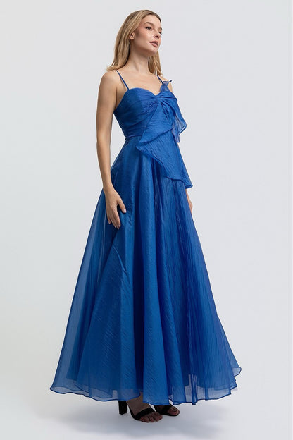 Vestido largo organza azul rey — detalle