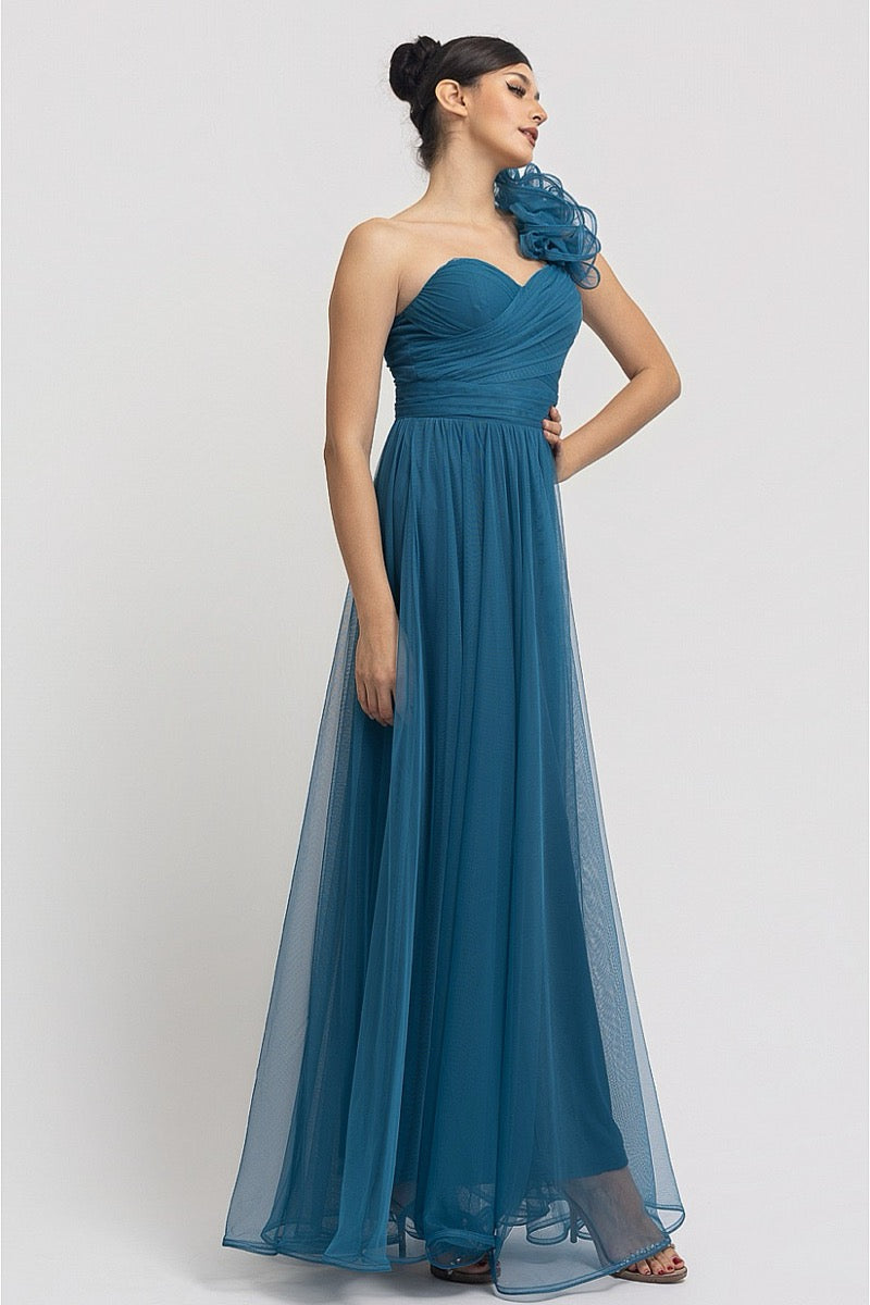 Vestido largo tul teal un hombro con flor — detalle