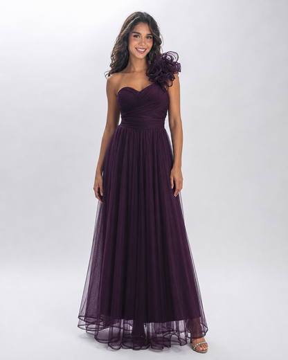 Vestido largo un hombro de tul con flor — Ciruela
