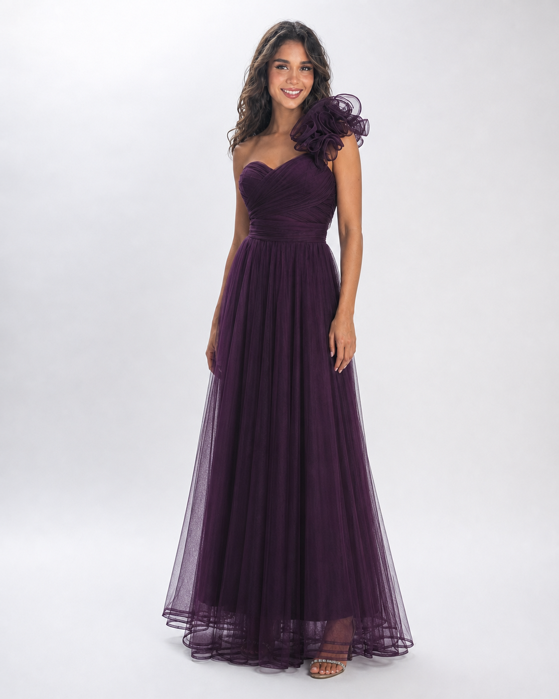 Vestido largo un hombro de tul con flor — Ciruela
