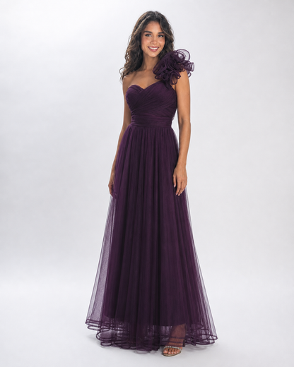 Vestido largo un hombro de tul con flor — Ciruela