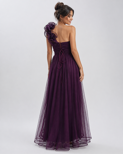 Vestido largo un hombro de tul con flor — Ciruela
