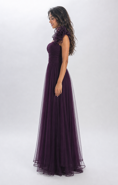 Vestido largo un hombro de tul con flor — Ciruela