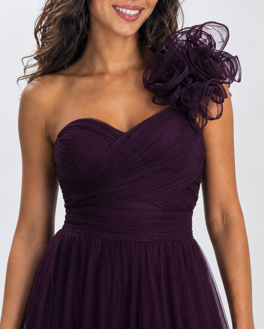 Vestido largo un hombro de tul con flor — Ciruela