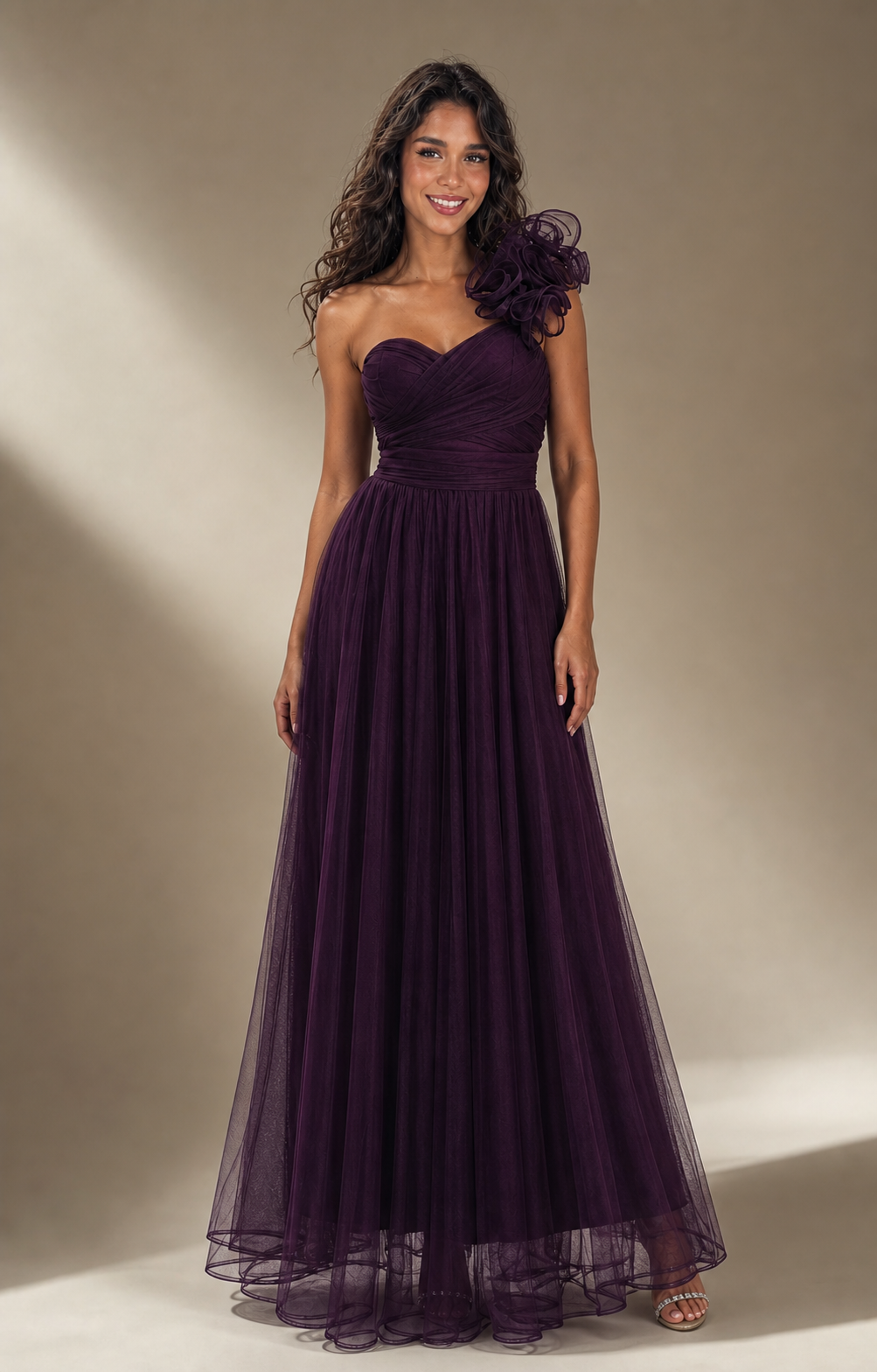 Vestido largo un hombro de tul con flor — Ciruela