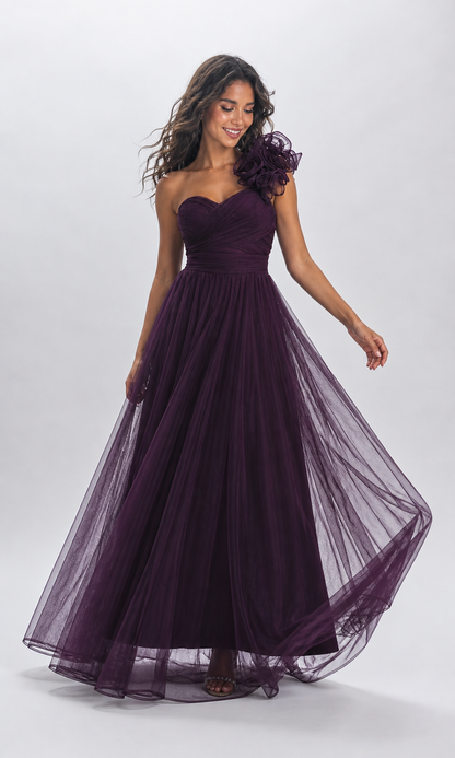 Vestido largo un hombro de tul con flor — Ciruela